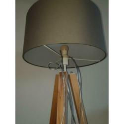 Staande houten lamp