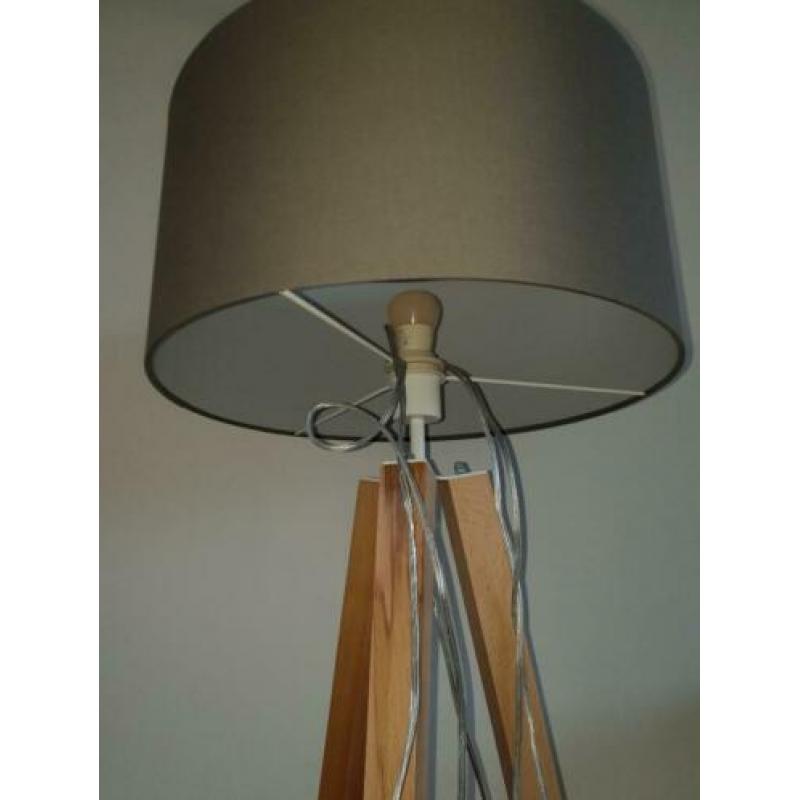 Staande houten lamp