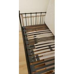 Zwart spijlen 1 persoons bed 200 x 90 x 110 cm hoog