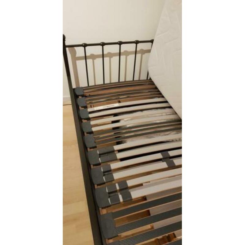Zwart spijlen 1 persoons bed 200 x 90 x 110 cm hoog