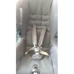 Hoogglans wit ledikant. Maxi cosi autostoel en boxkleden