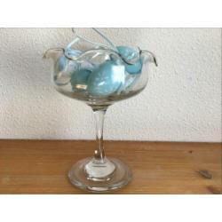 Brocante glazen schaaltje op voet voor de paaseitjes.