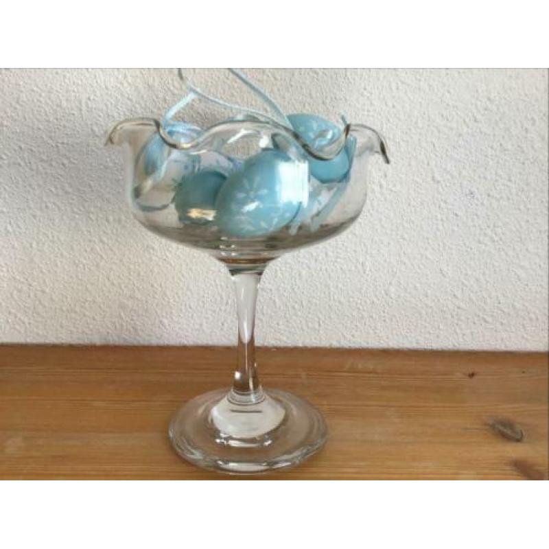 Brocante glazen schaaltje op voet voor de paaseitjes.
