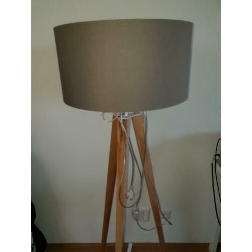 Staande houten lamp