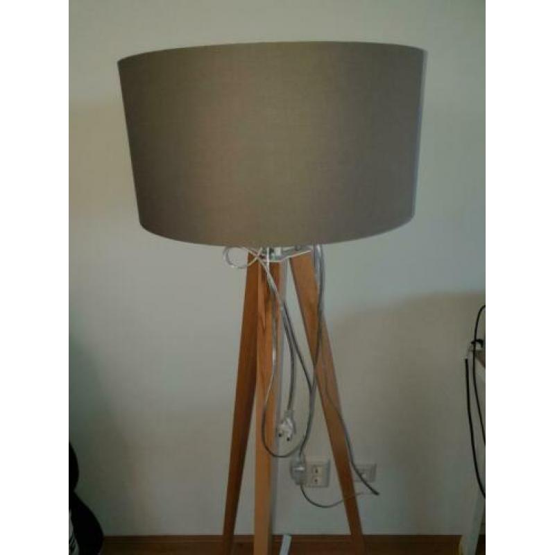 Staande houten lamp