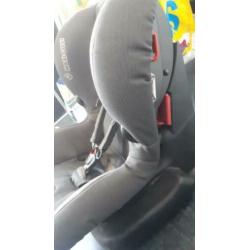 Hoogglans wit ledikant. Maxi cosi autostoel en boxkleden