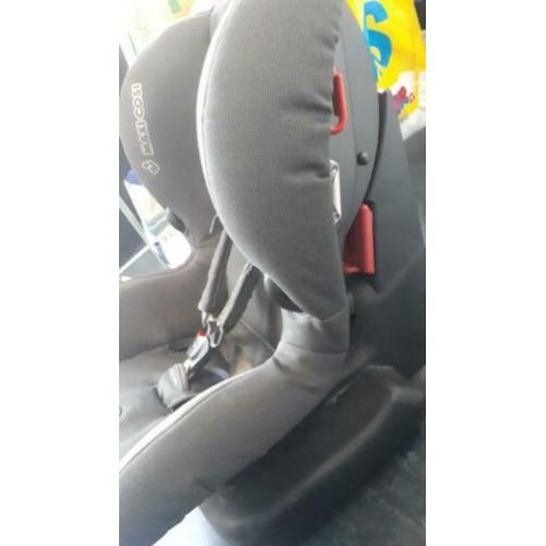 Hoogglans wit ledikant. Maxi cosi autostoel en boxkleden