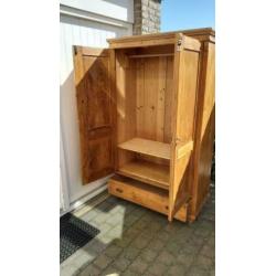 Mooie antieke houten grenen kast.