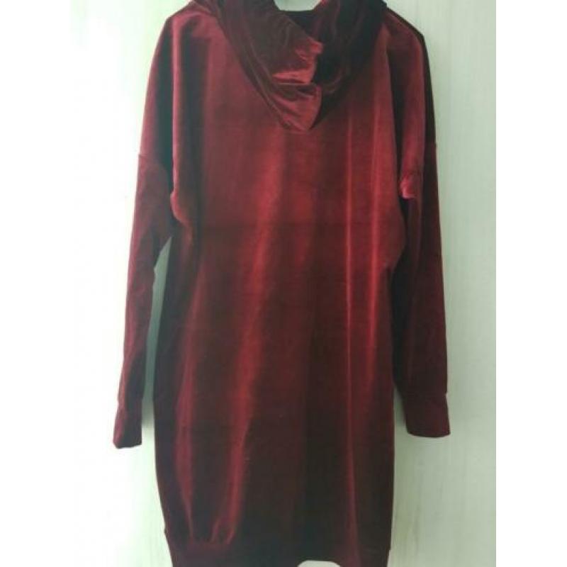 Donkerrode velours jurk met capuchon