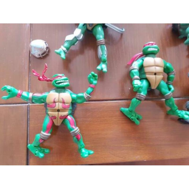 Ninja turtles 9 poppetjes, 3 motoren en zwaarden