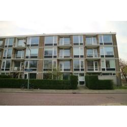 Te huur keurig 3 kamer appartement met vrij uitzicht.