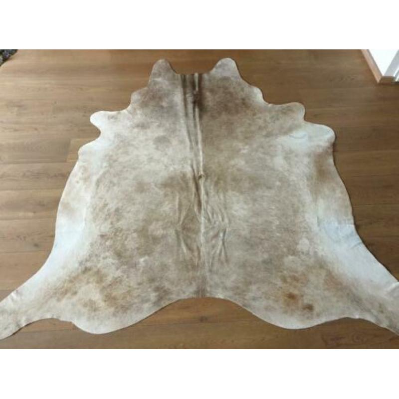 Grijze taupe koeienhuiden koeienvel koeienkleed