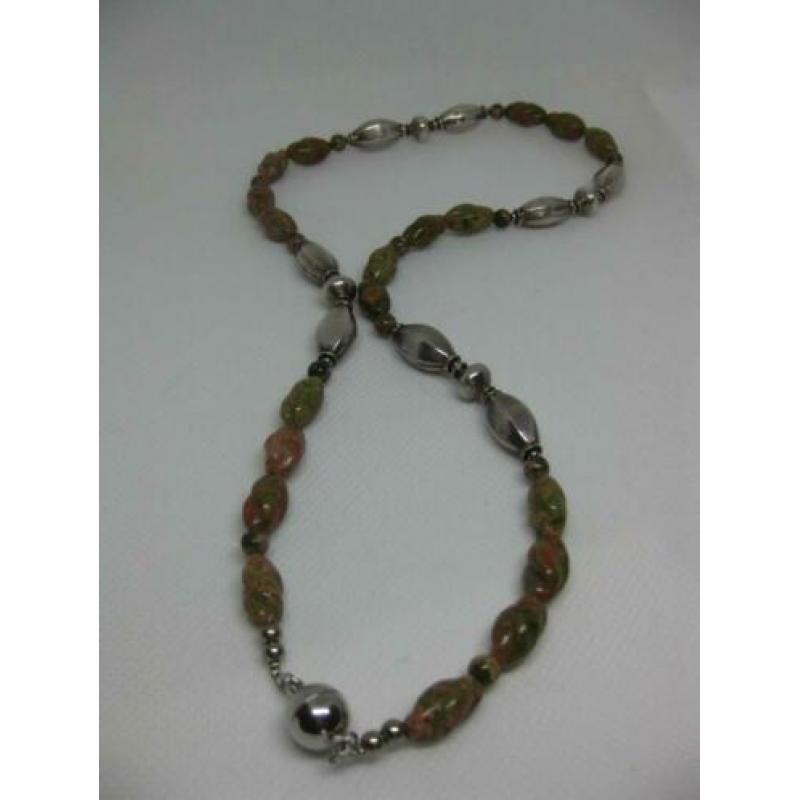 Magneetsluiting. Lengte 53 cm. Prachtige ketting.