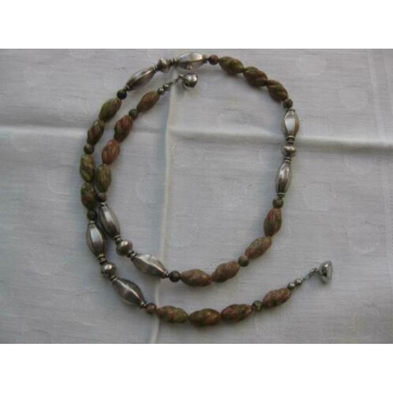 Magneetsluiting. Lengte 53 cm. Prachtige ketting.
