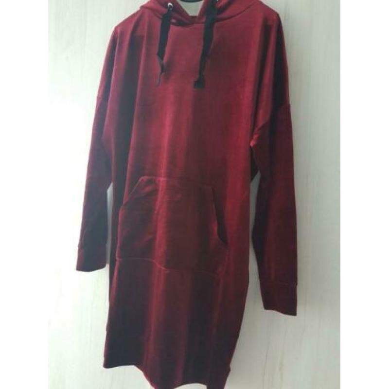 Donkerrode velours jurk met capuchon