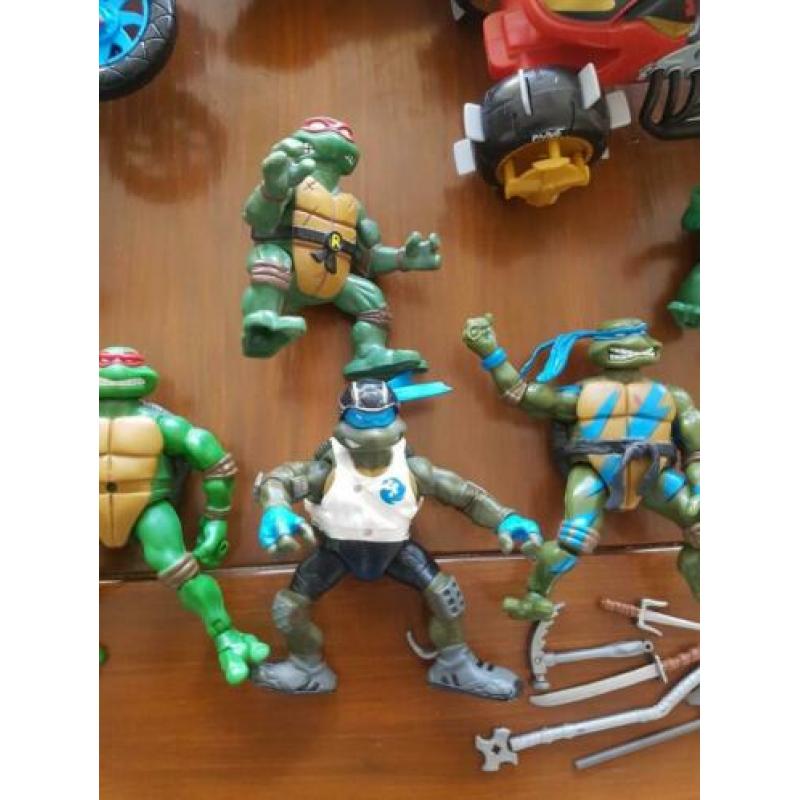 Ninja turtles 9 poppetjes, 3 motoren en zwaarden