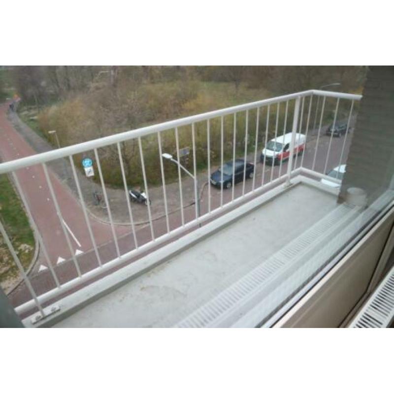 Te huur keurig 3 kamer appartement met vrij uitzicht.