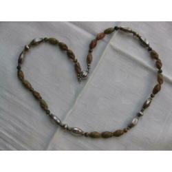 Magneetsluiting. Lengte 53 cm. Prachtige ketting.