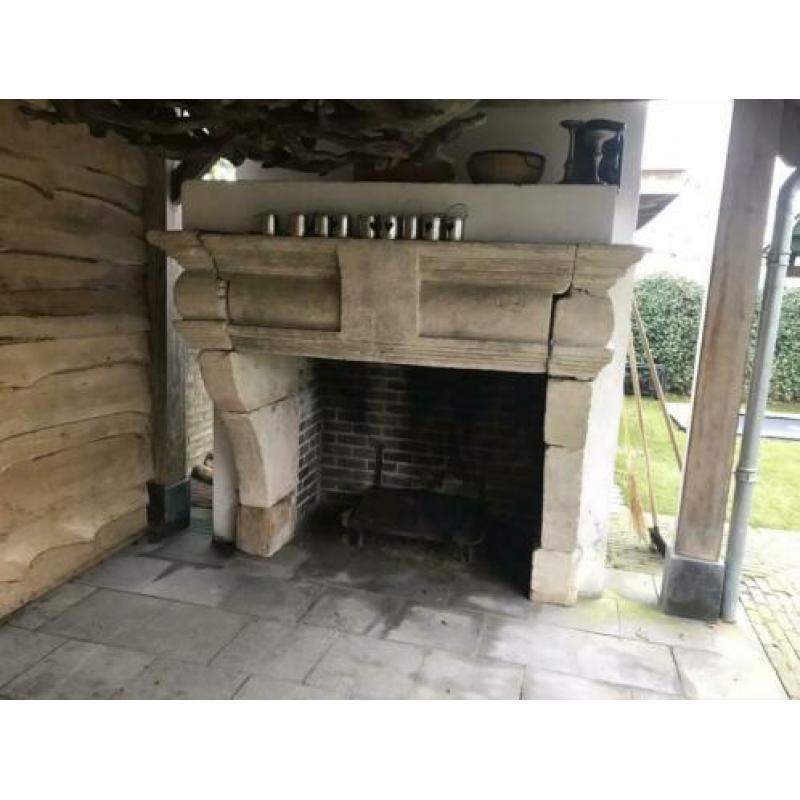 Oude originele kasteel openhaard