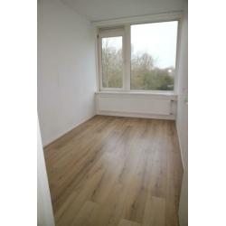 Te huur keurig 3 kamer appartement met vrij uitzicht.
