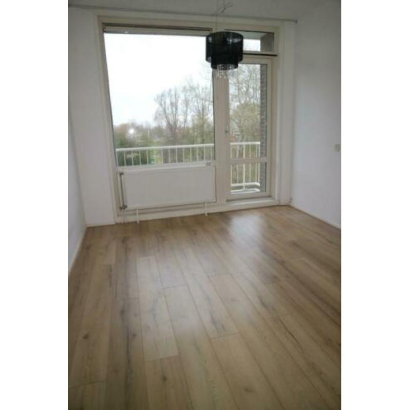 Te huur keurig 3 kamer appartement met vrij uitzicht.