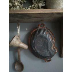 Mooie oude brocante aardewerk bakvorm vorm schelp *Etage3*