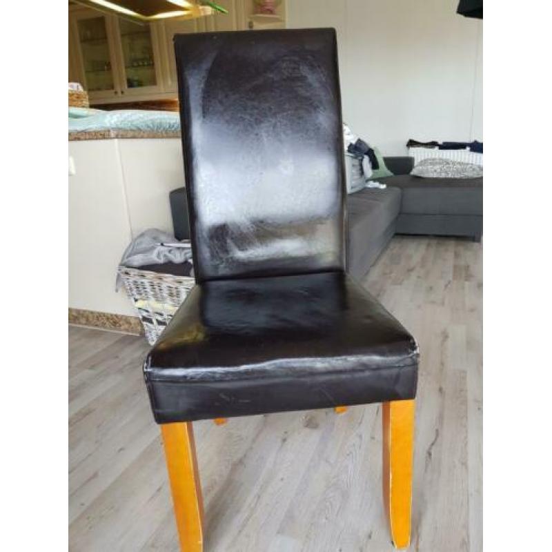 Gratis af te halen: 4 bruine eetkamerstoelen