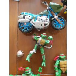 Ninja turtles 9 poppetjes, 3 motoren en zwaarden