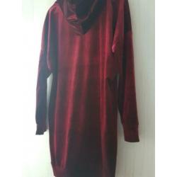 Donkerrode velours jurk met capuchon