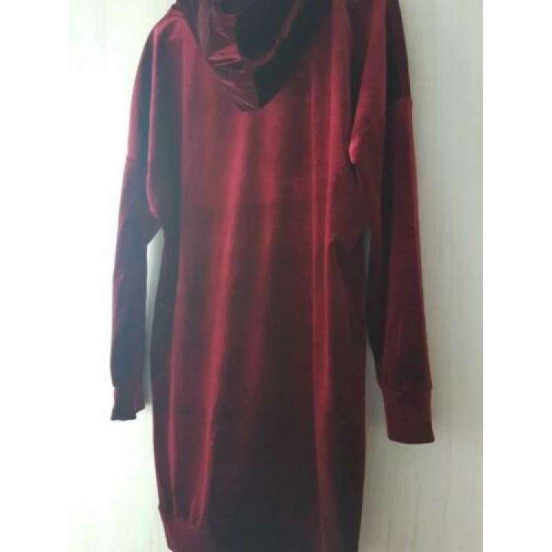 Donkerrode velours jurk met capuchon