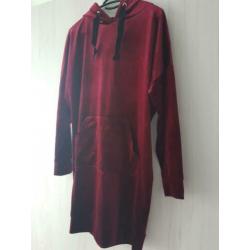 Donkerrode velours jurk met capuchon