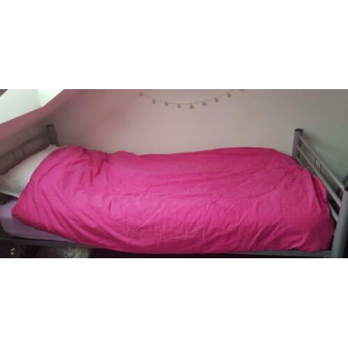 Mooi eenpersoons bed