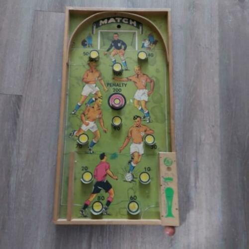 Mooi oud knikerbord en Weegschaal 80 jaar oud