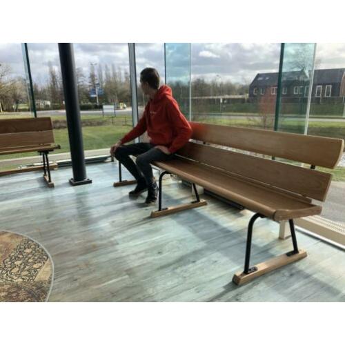 Houten volledig gerestaureerde kerkbanken