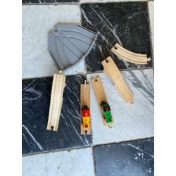 Houten treinrails + 2 brio treinen
