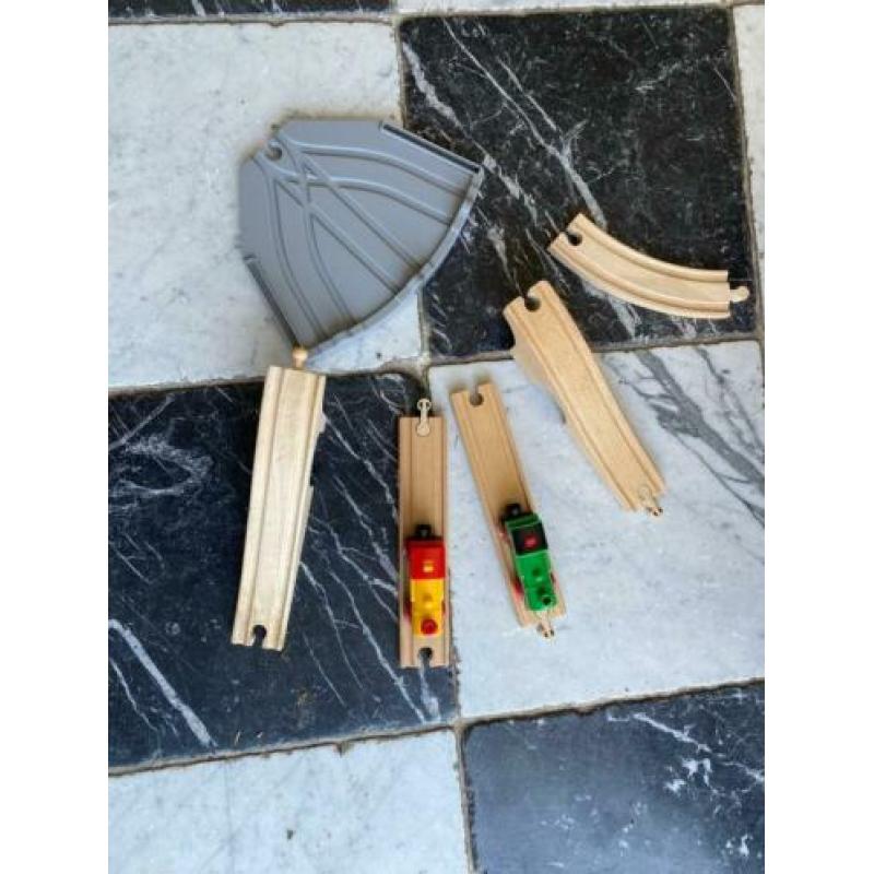 Houten treinrails + 2 brio treinen
