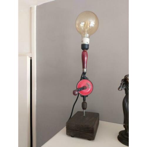 Industriële lamp gemaakt van oude handboormachine.