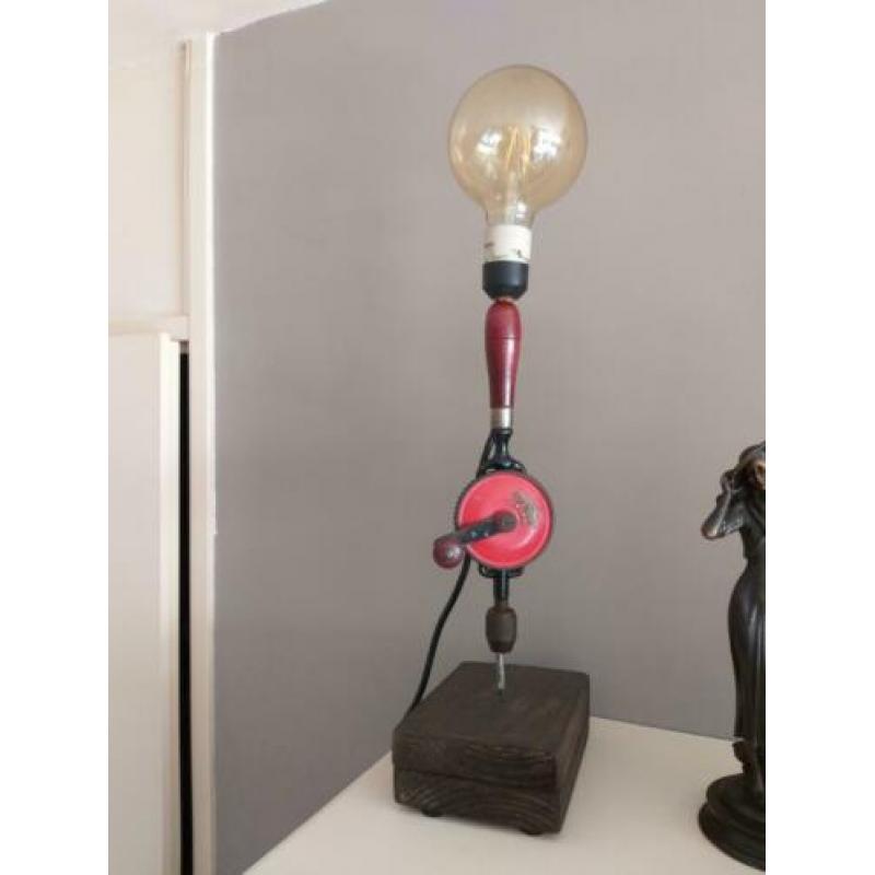 Industriële lamp gemaakt van oude handboormachine.