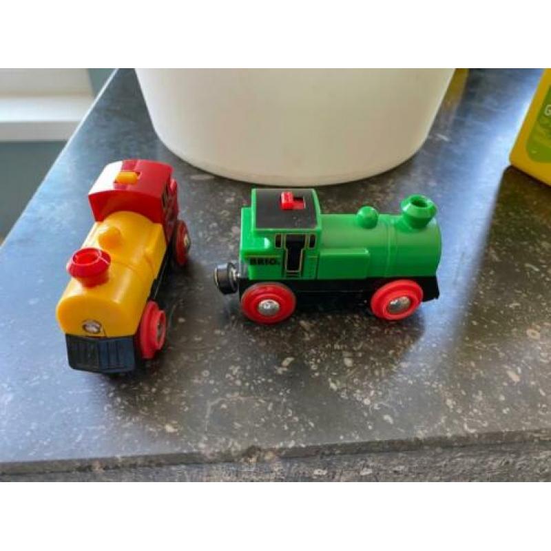 Houten treinrails + 2 brio treinen