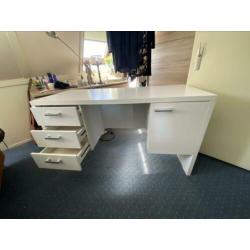 Bureau 1,40m bij 58cm moet weg :)