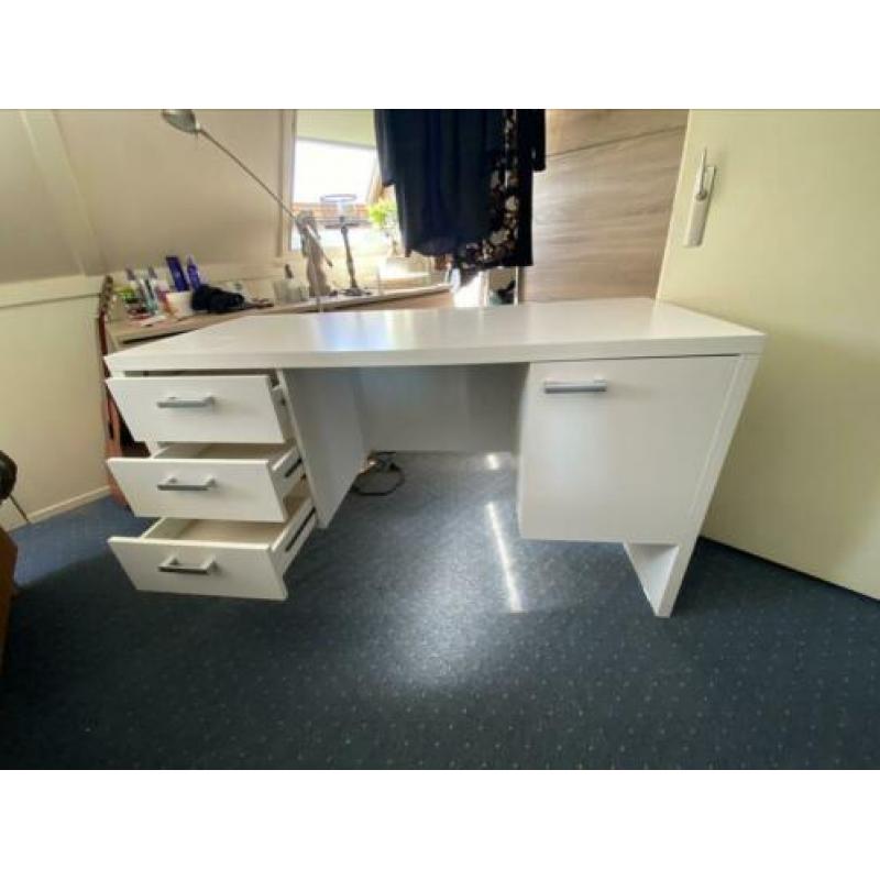 Bureau 1,40m bij 58cm moet weg :)