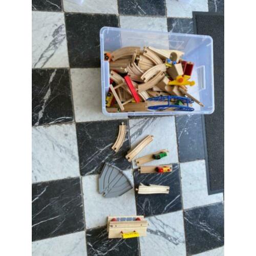 Houten treinrails + 2 brio treinen