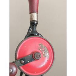 Industriële lamp gemaakt van oude handboormachine.