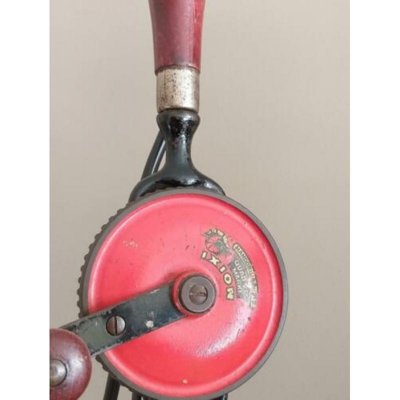 Industriële lamp gemaakt van oude handboormachine.