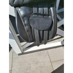 16 inch veelzijdigheids zadel.