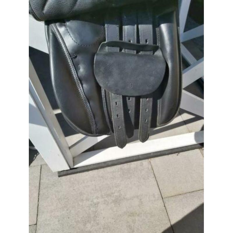 16 inch veelzijdigheids zadel.