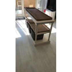 Sidetable met rieten manden