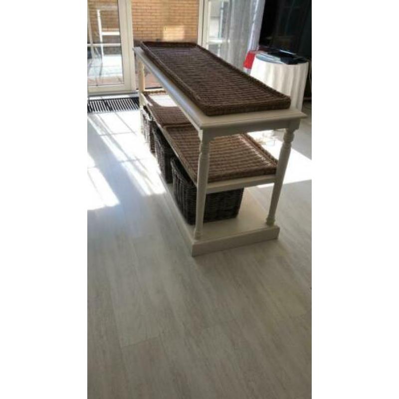 Sidetable met rieten manden