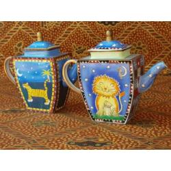 Twee prachtige theepotjes uit Engeland van koper en emaille.