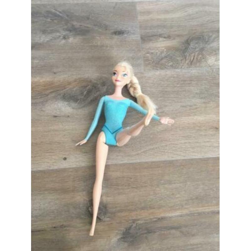 Anna en elsa barbie per stuk €7,50 twee voor 13,50